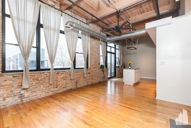 Building Photo - 1259 N Wood St