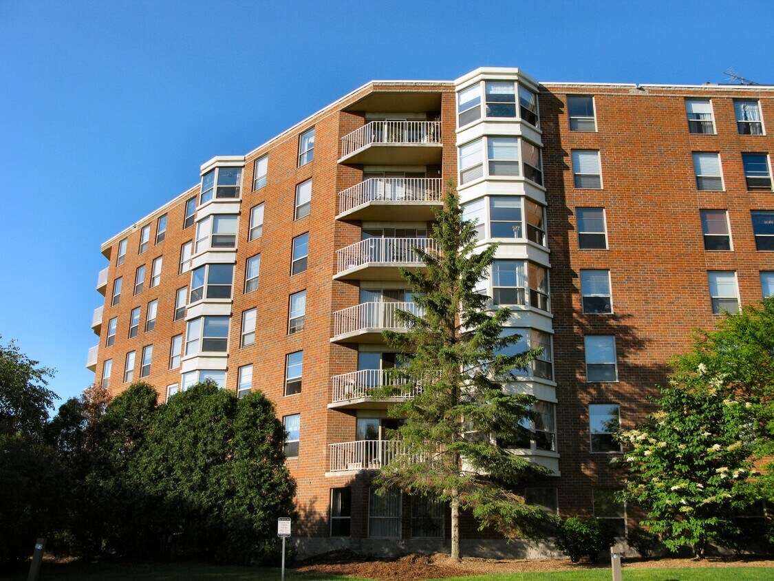 Building Photo - Kenwood Isles