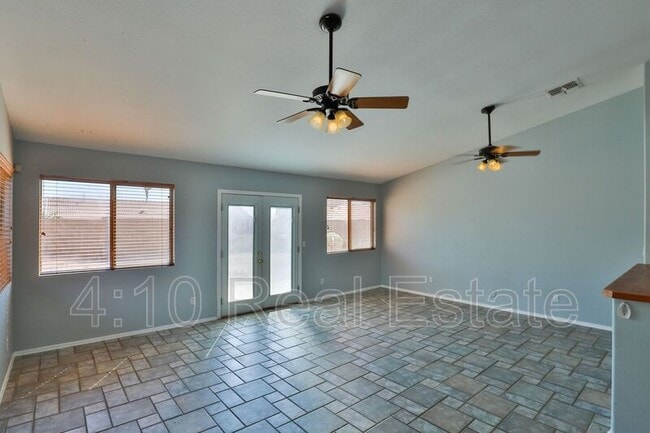 Building Photo - 30725 N Royal Oak Way