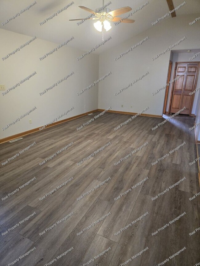 Foto del edificio - Spacious 2nd Floor 2 Bedroom Apartment