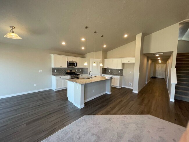 Foto del edificio - 4 bedroom 2 bath large loft area upstairs / All bedrooms downstairs