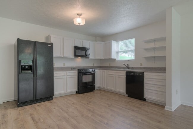 Building Photo - Renovated 3-Bedroom, 2-Bath Duplex on Gile...
