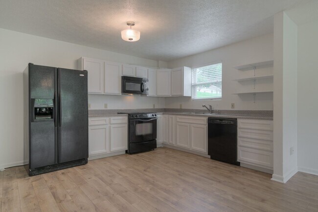 Foto del edificio - Renovated 3-Bedroom, 2-Bath Duplex on Gile...