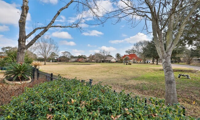 Foto del edificio - 7502 Holly Ct Estates Dr