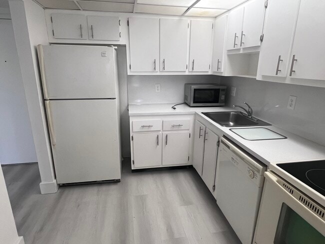 Building Photo - 13499 Biscayne Blvd