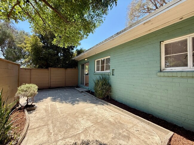 Building Photo - 5530 Village Grn