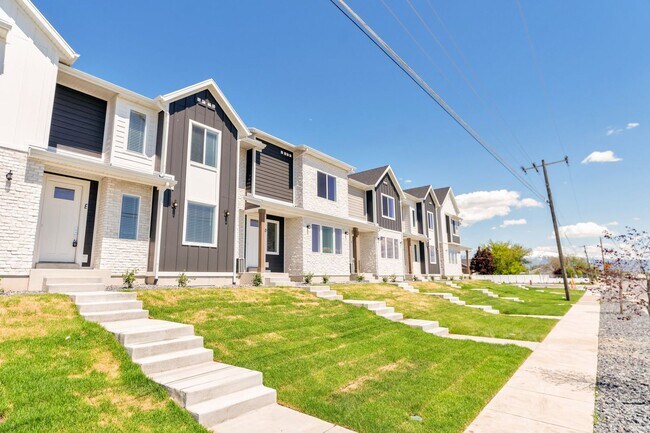 Building Photo - Enormous 3 Bed - 2 Bath Pet Friendly Townhome with Large Unfinished Basement! - Available on Augu...