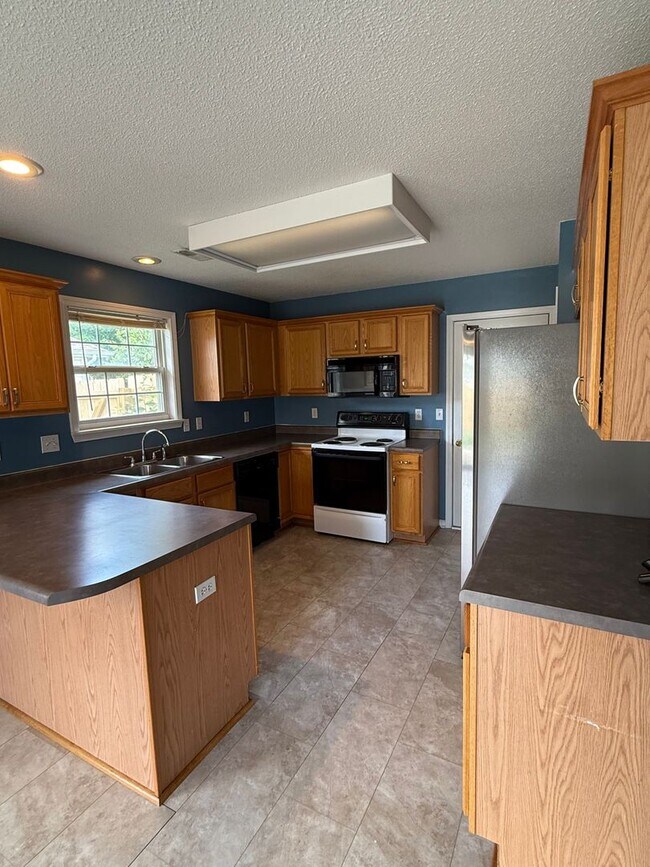 Foto del edificio - 3 bed 2 bath Home with fenced in backyard