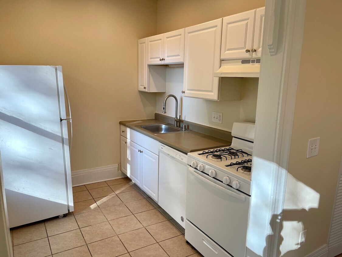 Foto principal - 2526 N Frederick Ave