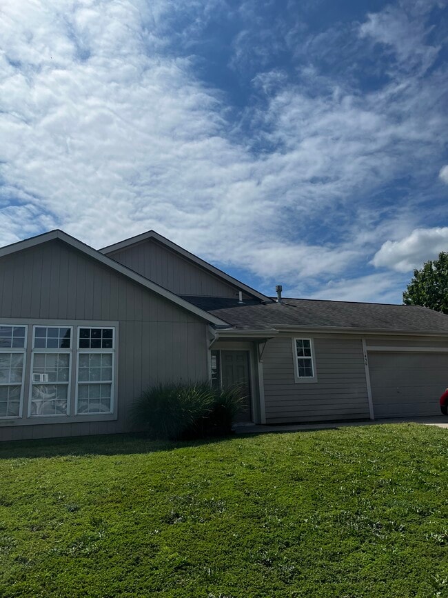 Building Photo - 1430 Legends Cir