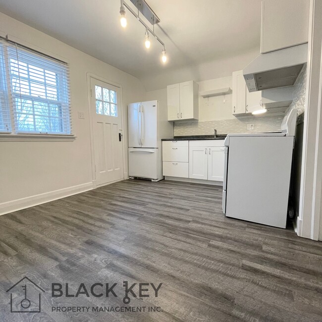 Building Photo - 564 Queens Ave