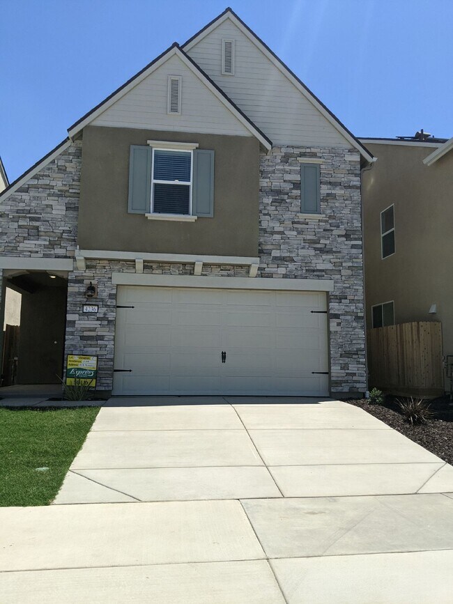 Foto del edificio - Ready Now! Beautiful Two Story Home in Nor...