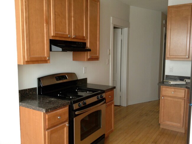 SHARP KITCHEN OPEN TO BREAKFAST ROOM - 3243 N Southport Ave