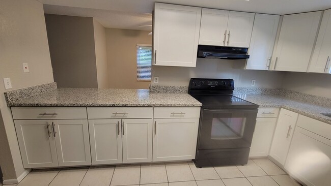 Foto del edificio - Updated First Floor 2/2 Condo in Hawthorne...