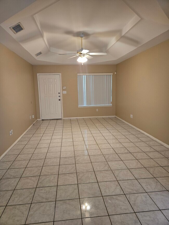 Sala de estar - 6800 N 8th St