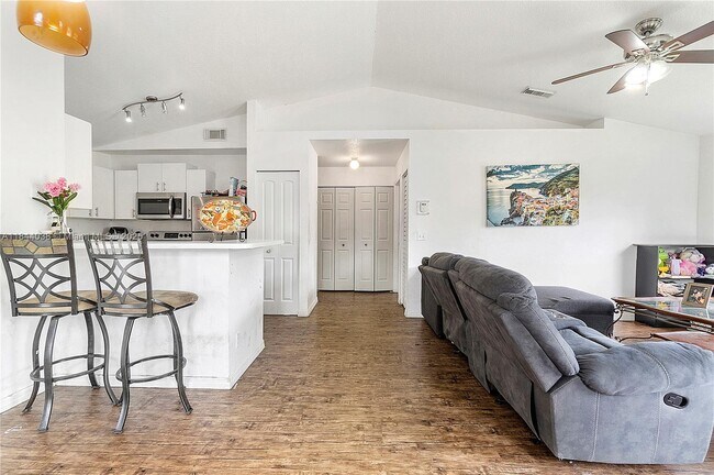 Foto del edificio - 2828 Stoneway Ln