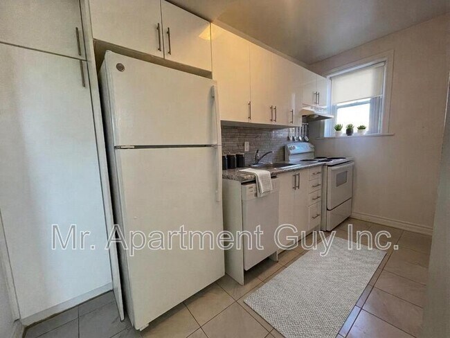 Photo du bâtiment - 2 Balsam Ave S