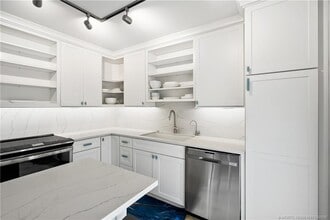 Building Photo - 6162 SE Riverboat Dr