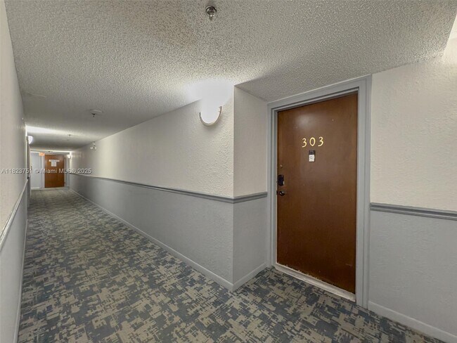Building Photo - 250 NE 181st St