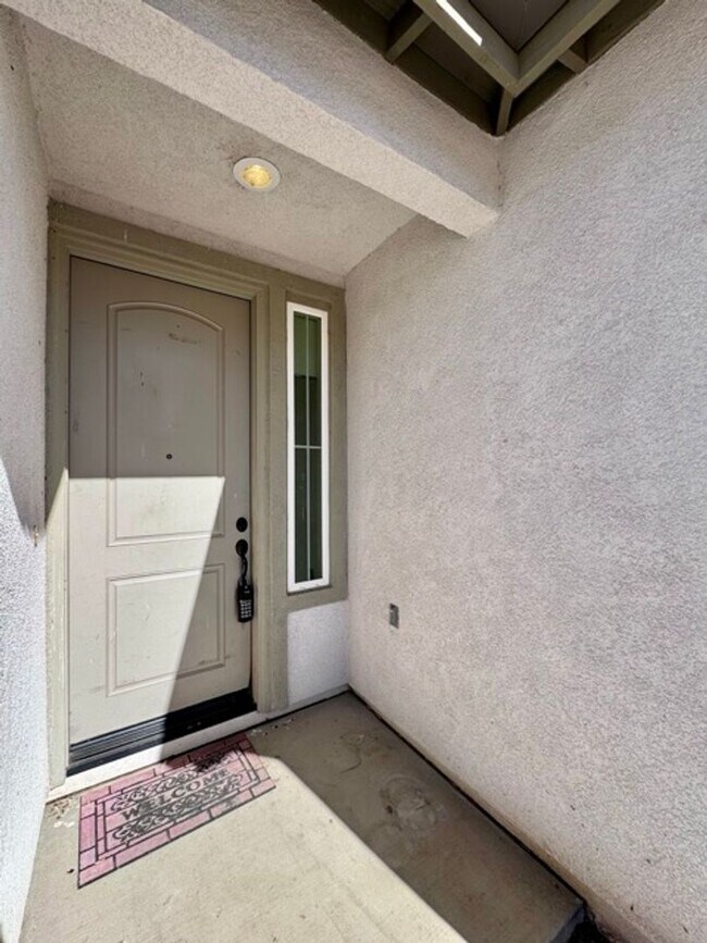 Building Photo - Spacious 4 Bedroom Solar Home with Office ...