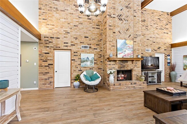 Building Photo - 450 Pinemont Dr