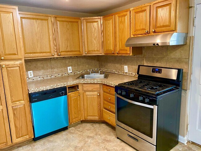 Building Photo - Charming 3 Bedroom/ 1 Bathroom in Dundalk,...
