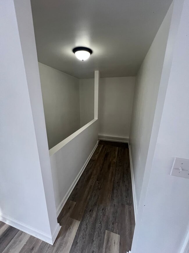 Building Photo - 5 BEDROOM, 2 baths $2000.00