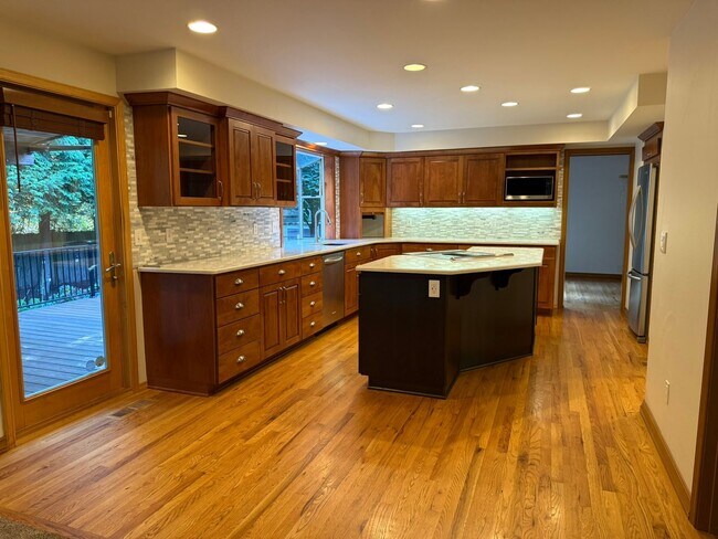 Building Photo - 4bd/2.5ba Renton House