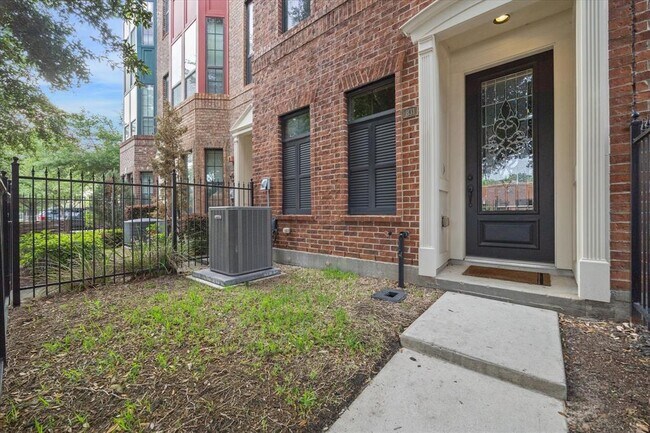 Building Photo - 2110 Shearn St