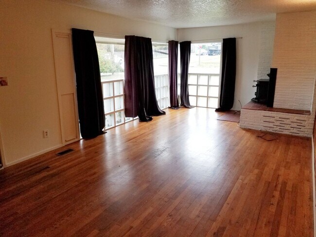 Foto del edificio - South Eugene 3 bed/2 bath with huge fenced...