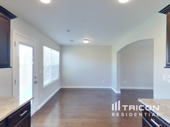 Foto del edificio - 323 Stratford Park Blvd