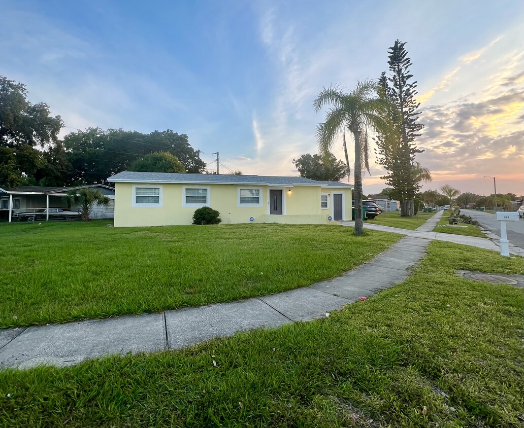 Foto principal - 905 Poplar Ln
