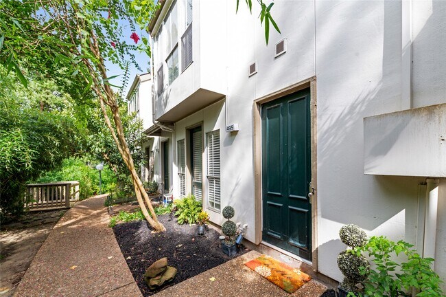 Building Photo - 2100 Tanglewilde St