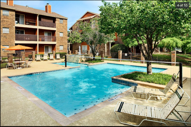 Building Photo - 2300 Balsam Dr