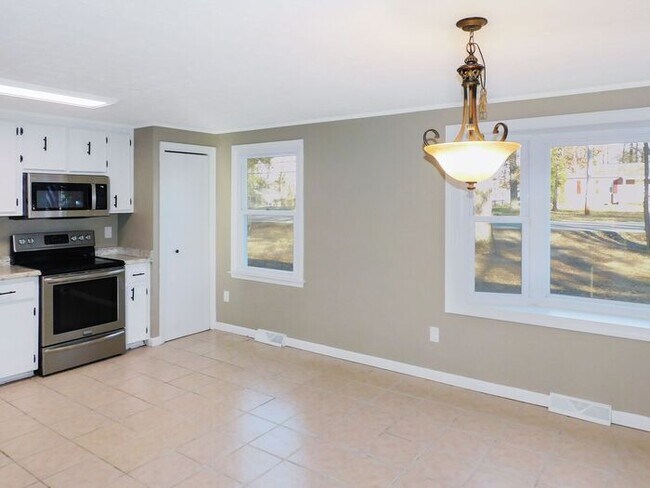 Foto del edificio - One-level 3 bedroom/2 bath home with large...