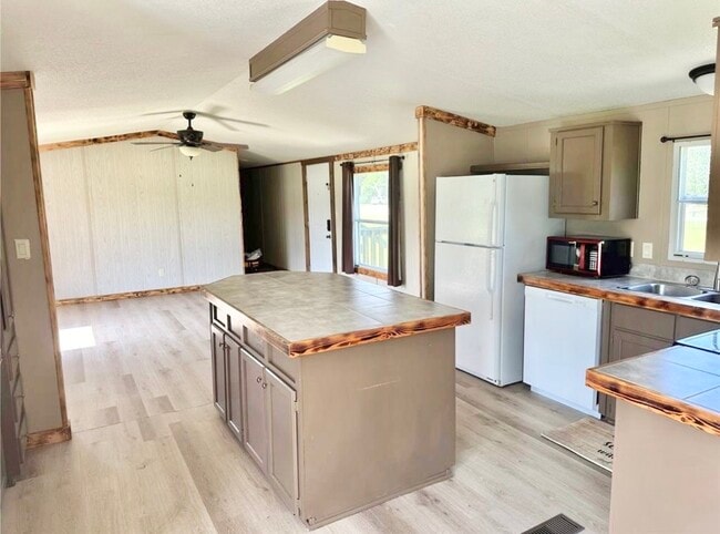 Foto del edificio - 15607 Atwood Ln