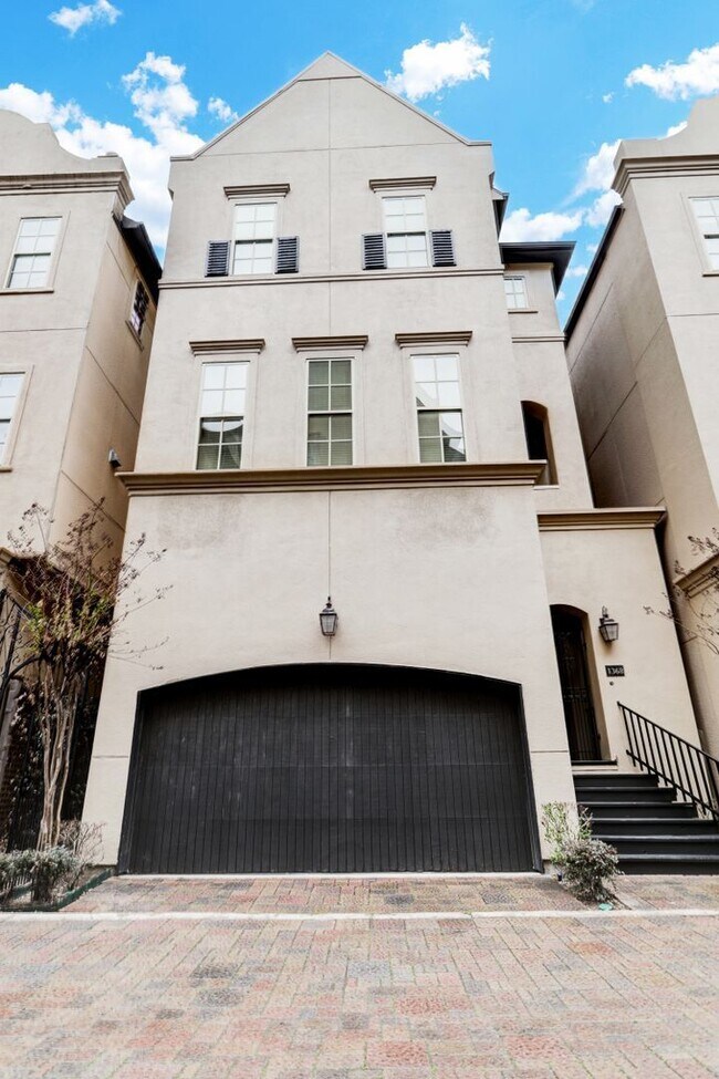 Foto del edificio - 1368 W 25th St