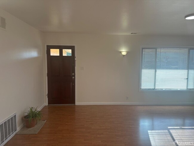 Foto del edificio - 1296 Mission Rd