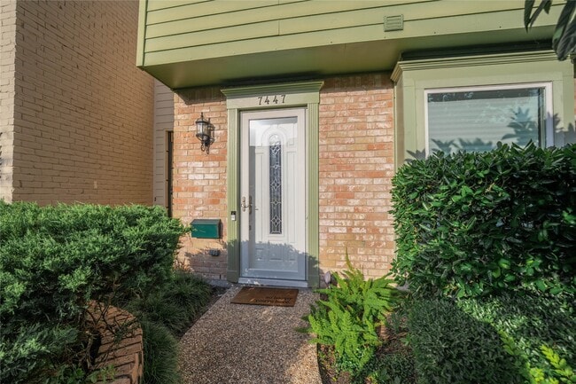 Building Photo - 7447 Brompton St
