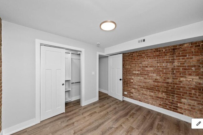 Building Photo - 2 bedroom in Chicago IL 60610