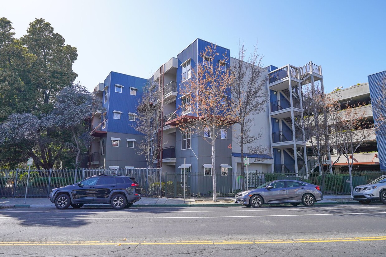Primary Photo - Beautifully Updated 1 Bedroom Emeryville C...