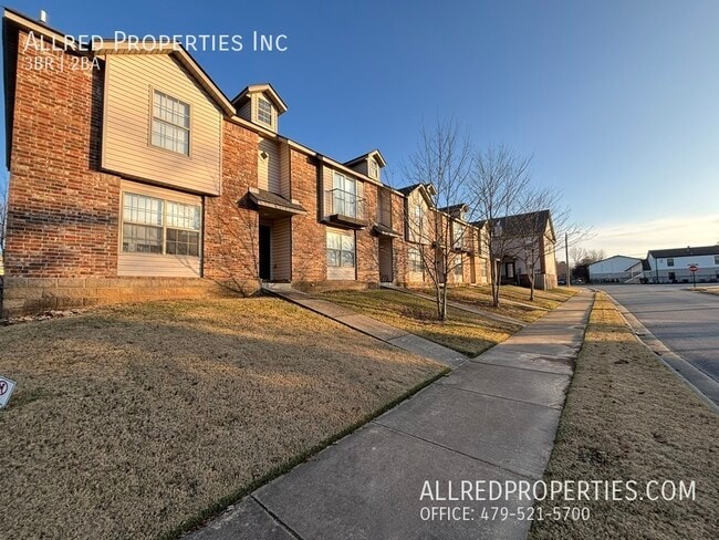 Building Photo - 1712 N Chestnut Ave