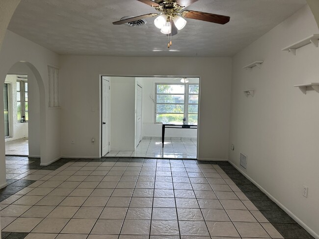 Building Photo - Charming 2/2 with possible 3rd bedroom