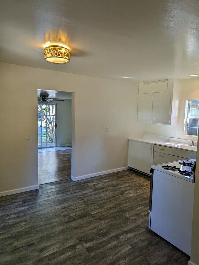 Building Photo - 10886 Pine Hill Dr