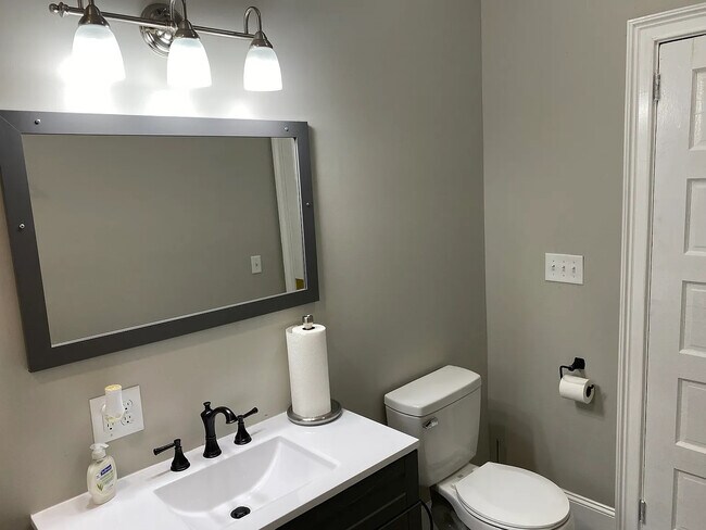 Foto del edificio - Room in House on W 3rd Ave