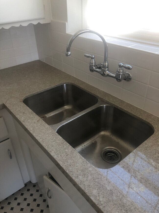 Building Photo - 609 Midvale Ave