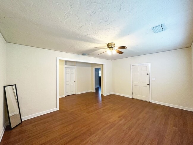 Foto del edificio - Huge 4 Bedroom, 2 Bathroom House Near Campus