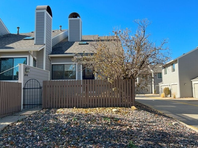 Building Photo - Bright and updated 2 Bedroom Townhome in Louisville