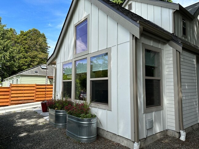 Building Photo - Charming Home with Modern Amenities and Convenient Location in Seattle