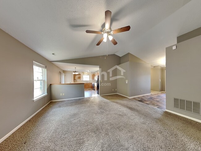 Building Photo - 372 E Pine Ridge Dr